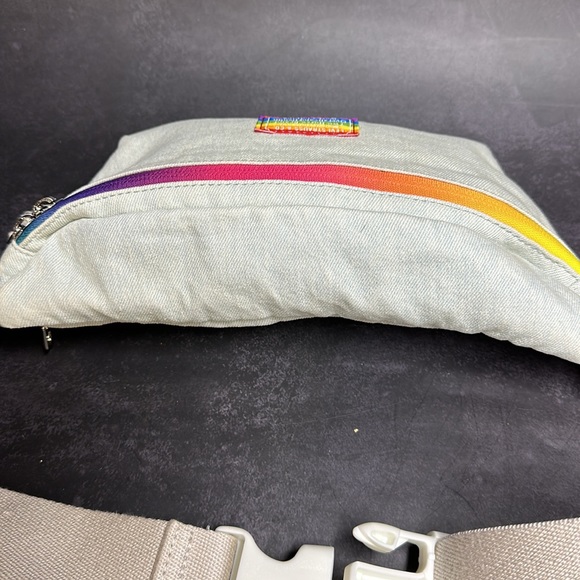 Levi’s Denim PRIDE 🏳️‍🌈 Fanny pack! - Picture 9 of 17